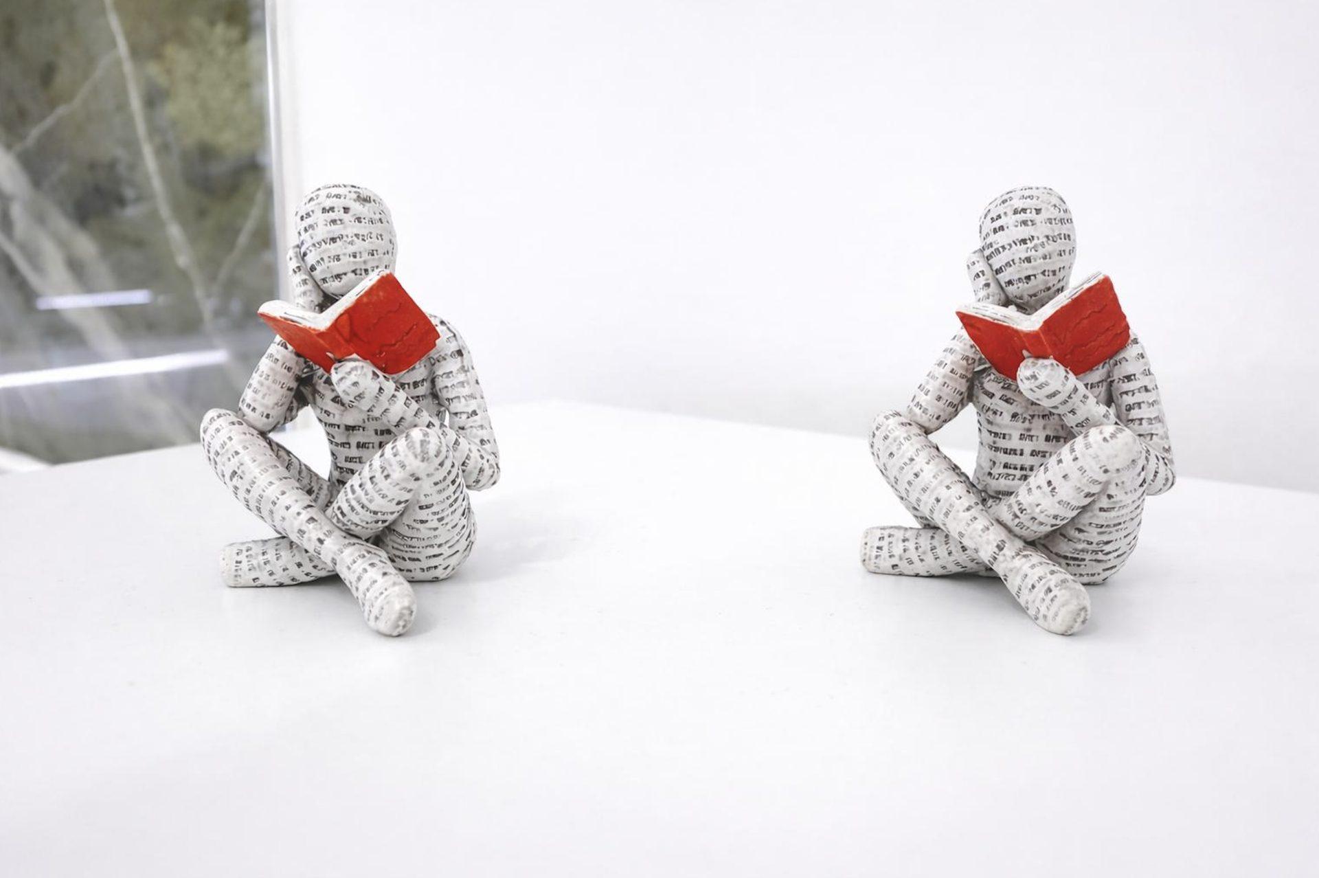 Decorative reader sculptures as design detail in Sunset Garden Terra apartment